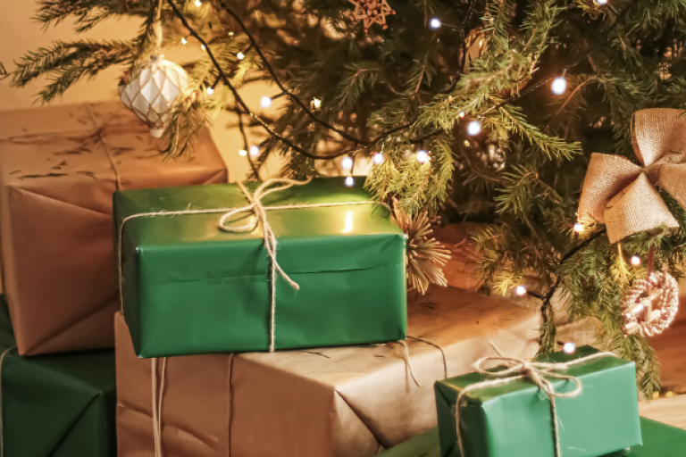 Sustainably wrapped Christmas presents under tree