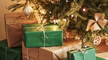 Sustainably wrapped Christmas presents under tree