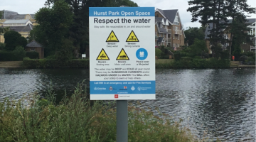 Water safety sign by the Thames